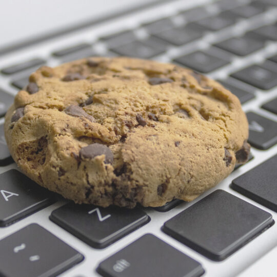 Photo d'un cookies posé sur un clavier d'ordinateur