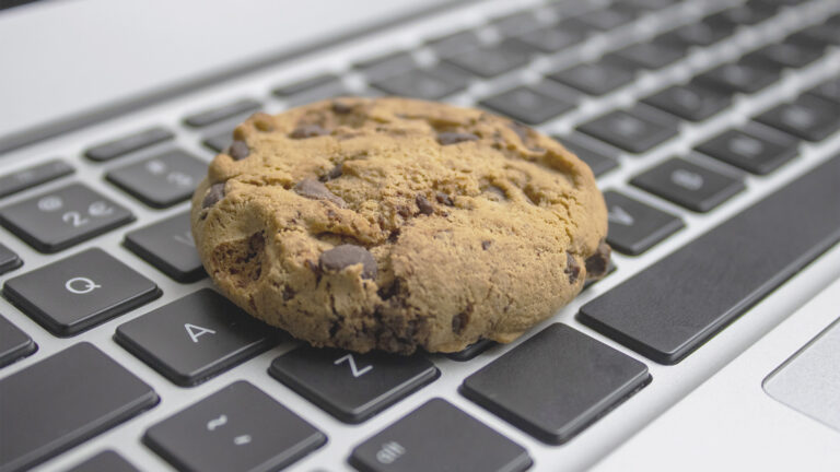 Photo d'un cookies posé sur un clavier d'ordinateur